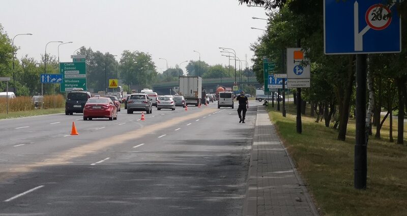 Plama oleju przyczyną wypadku na ul. Mełgiewskiej. Dwie osoby w szpitalu 1 Plama oleju napędowego na al. Tysiąclecia w Lublinie