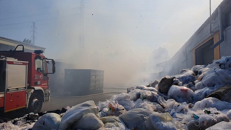 53 strażaków gasiło pożar w sortowni śmieci. Spłonęło ok. 50 ton makulatury 2 Pożar na terenie sortowni odpadów przy ul. Budowlanej w Lublinie