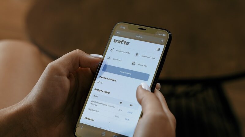 Wystartowała aplikacja Traf.to. "Sukces" lubelskiego startupu na początku rozwoju 1 Widok aplikacji Traf.to na telefonie