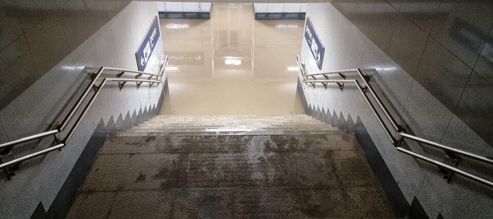 Trochę popadało, a wejście na peron znów zalane. Strażacy wypompowują wodę 1 Deszcz zalał wejście na przystanek kolejowy Lublin – Zachód