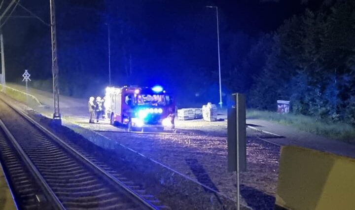 Trochę popadało, a wejście na peron znów zalane. Strażacy wypompowują wodę 2 Strażacy interweniują do zalanego wejścia na peron przystanku Lublin-Zachód
