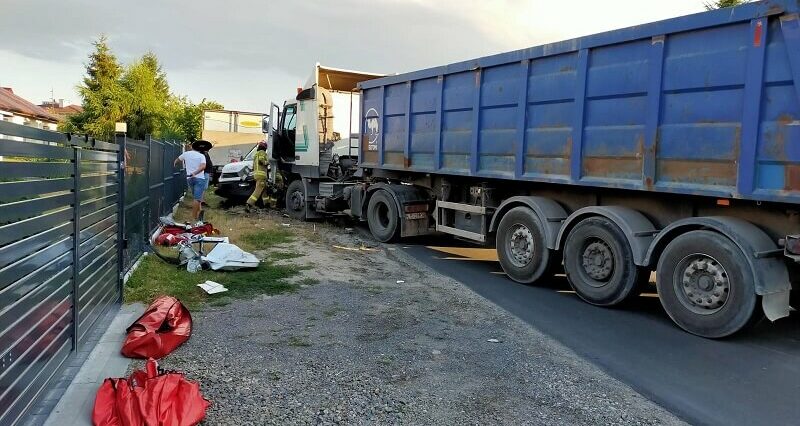 Wypadek na jednej z ulic Lublina. Strażacy reanimowali kierowcę ciężarówki 1 Zderzenie ciężarówki z samochodem dostawczym na ul. Jana Kasprowicza