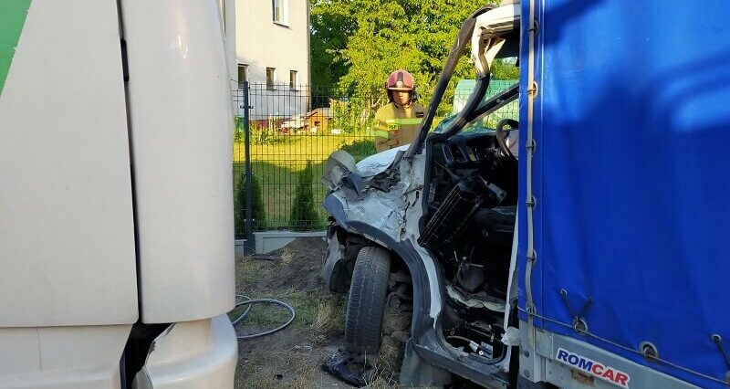 Wypadek na jednej z ulic Lublina. Strażacy reanimowali kierowcę ciężarówki 2 Zderzenie ciężarówki z samochodem dostawczym na ul. Jana Kasprowicza