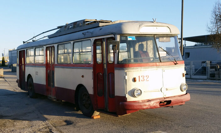 Zakupiony na Ukrainie po okazyjnej cenie, odrestaurowany przez pracowników MPK Lublin 1 Trolejbus Skoda 9 Tr przed odrestaurowaniem