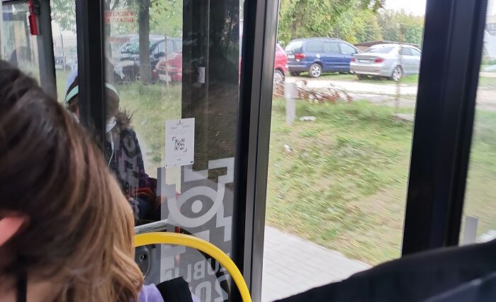 Rozpoczął się rok szkolny, zapełnione pojazdy komunikacji miejskiej nie mieszczą pasażerów 1 Autobus zapełniony pasażerami jechał z otwartymi drzwiami