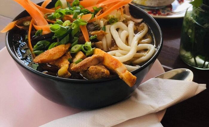 Zupiarnia Ambaras – takich zup nie zjesz nigdzie indziej w Lublinie 3 Bulion chiński z makaronem udon, udkiem, piklami z marchewki i sezamem w Ambaras