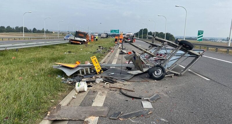 Ciężarówka wjechała w auto ekipy porządkowej na obwodnicy Lublina. Mamy nagranie 2 Doszczętnie zniszczona przyczepa służby drogowej na obwodnicy Lublina
