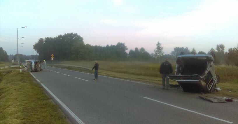 Jechali w tym samym kierunku. Zderzyli się przy wyprzedzaniu. Droga zablokowana 2 Poranne zderzenie aut na drodze wojewódzkiej nr 747 w Zosinie