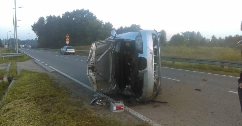 Jechali w tym samym kierunku. Zderzyli się przy wyprzedzaniu. Droga zablokowana 3 Poranne zderzenie aut na drodze wojewódzkiej nr 747 w Zosinie