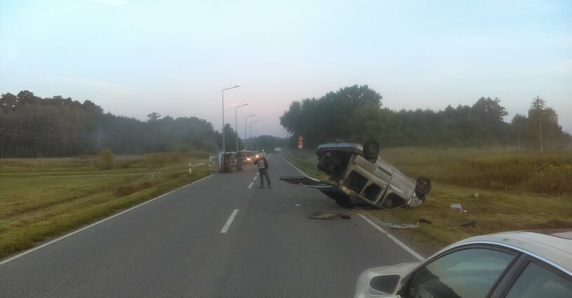 Jechali w tym samym kierunku. Zderzyli się przy wyprzedzaniu. Droga zablokowana 1 Poranne zderzenie aut na drodze wojewódzkiej nr 747 w Zosinie