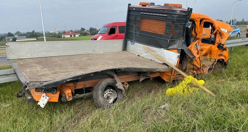 Ciężarówka wjechała w auto ekipy porządkowej na obwodnicy Lublina. Mamy nagranie 1 Zniszczony pojazd służby drogowej na obwodnicy Lublina