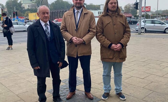 Apelują o montaż sekundników na skrzyżowaniach. "Obecny system nie spełnia swojego zadania" 1 Na zdjęciu (od lewej): Stanisław Brzozowski, Bartłomiej Pejo, Rafał Kulicki