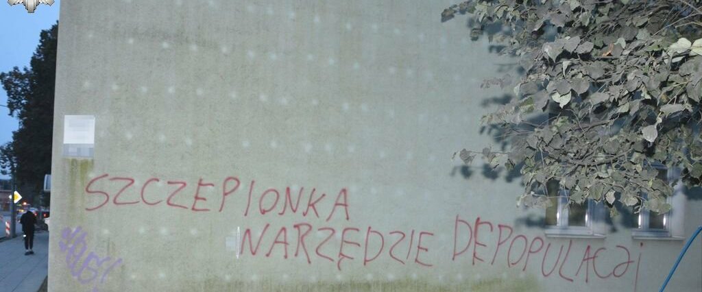 "Fałszywa pandemia", "Szczepionka narzędzie depopulacji". Odpowiedzą za umieszczanie napisów 1 Napis "Szczepionka narzędzie depopulacji" na elewacji budynku