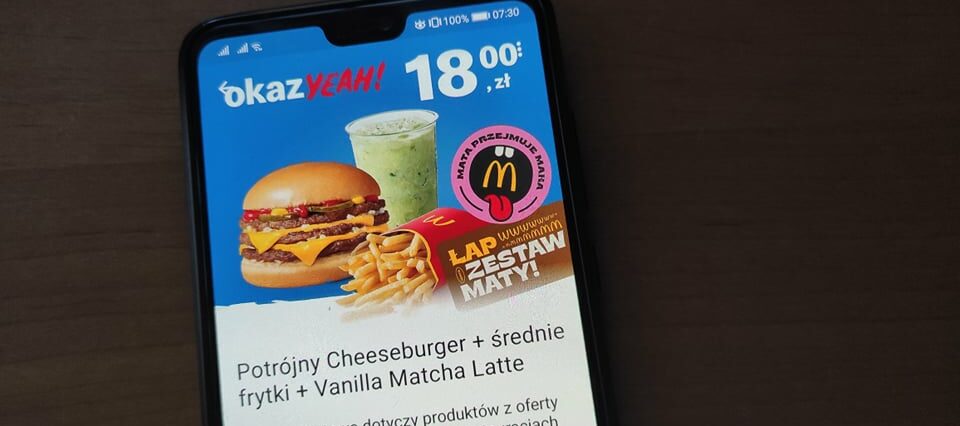 Zestaw Maty w McDonald's. Matchak latte, potrójny ch33seburger i frytki 1 Zestaw Maty w aplikacji McDonald's