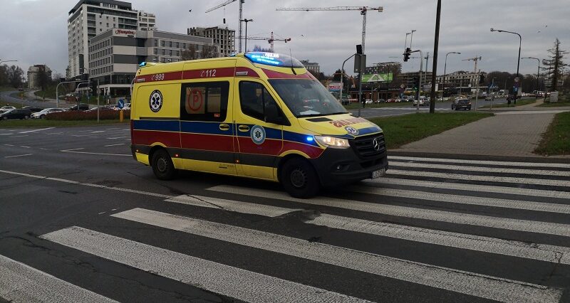 Krewki rowerzysta znieważył ratowników medycznych i pogryzł specjalistyczny materac. "Chłop w szoku był"... 1 ambulans karetka pogotowia ratunkowego