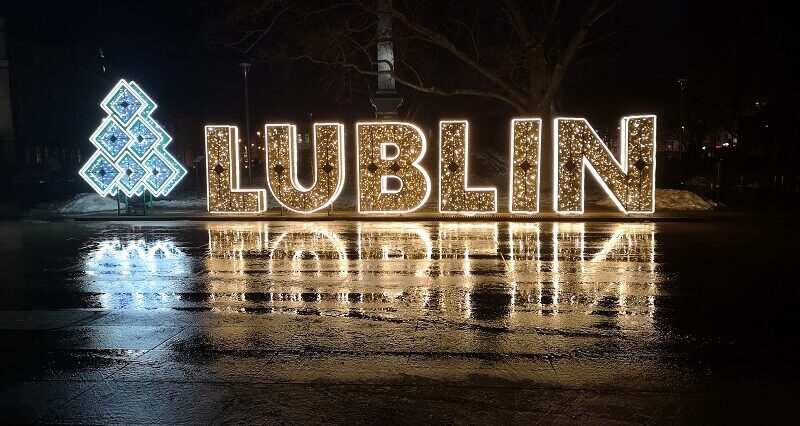 Popularny napis znika z centrum. Wróci w zimowej odsłonie. Zdradzamy szczegóły 3 Iluminacja świąteczna jako napis Lublin z choinką