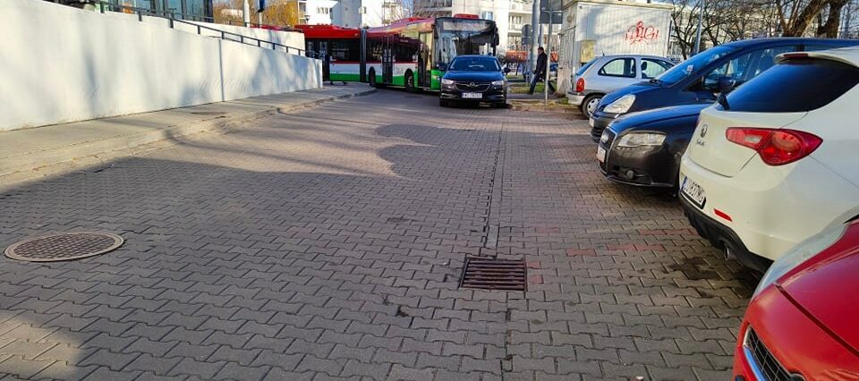 Zaparkowane auto blokuje wjazd na przystanek. Autobus częściowo zablokował ul. Chodźki 1 Opel blokuje wjazd na przystanek autobusowy