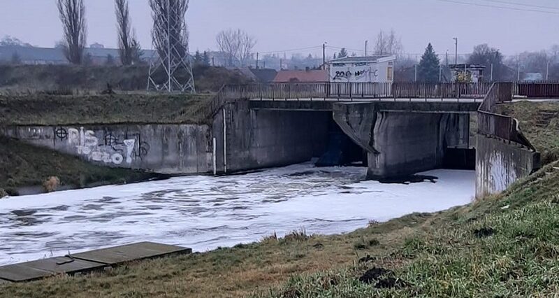 Piana na rzece Bystrzyca wywołała alarm wśród mieszkańców 1 Piana w rzece Bystrzyca