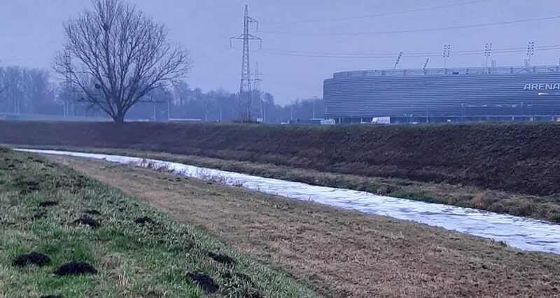 Piana na rzece Bystrzyca wywołała alarm wśród mieszkańców 2 Piana w rzece Bystrzyca