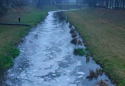 Piana na rzece Bystrzyca wywołała alarm wśród mieszkańców 3 Piana w rzece Bystrzyca