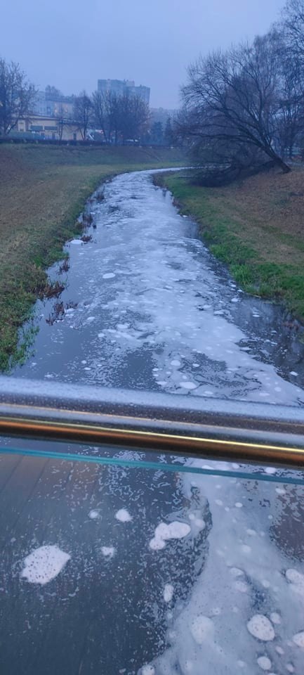 Piana na rzece Bystrzyca wywołała alarm wśród mieszkańców 4 Piana w rzece Bystrzyca