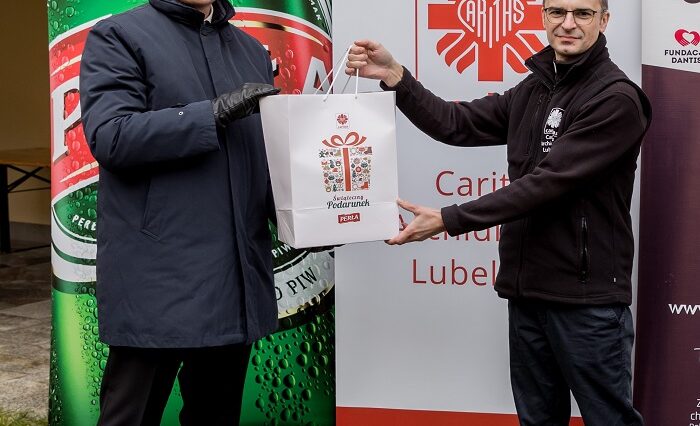 Świąteczne paczki żywnościowe od Browaru Perła dla Caritas Archidiecezji Lubelskiej 1 Dyrektor ds. Marketingu Perła – Browary Lubelskie S.A. Maciej Ładwiński i Dyrektor Caritas Archidiecezji Lubelskiej ks. Paweł Tomaszewski