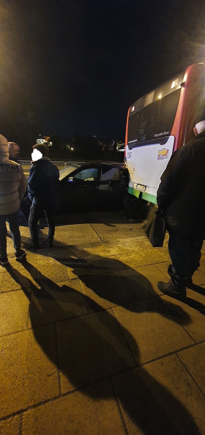 "Obróciło go i tyłem uderzył w autobus". 25-latek z BMW ukarany wysokim mandatem 1 Młody kierowca BMW uderzył w autobus MPK Lublin