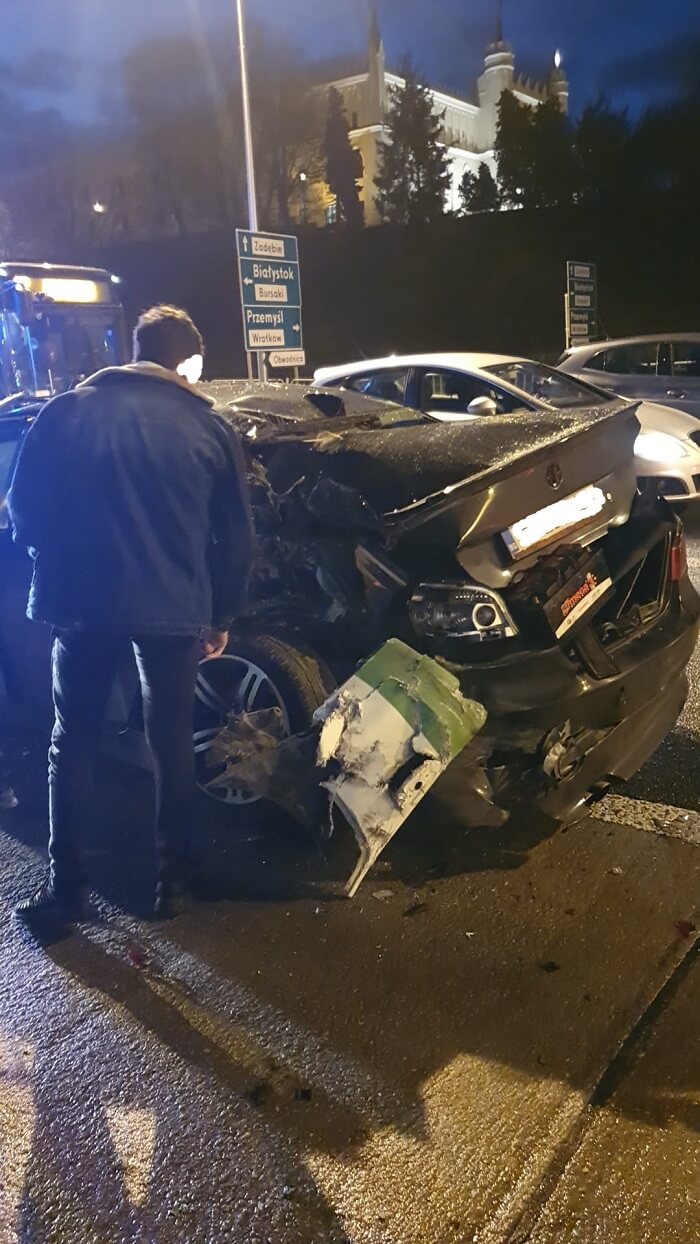 "Obróciło go i tyłem uderzył w autobus". 25-latek z BMW ukarany wysokim mandatem 2 Młody kierowca BMW uderzył w autobus MPK Lublin