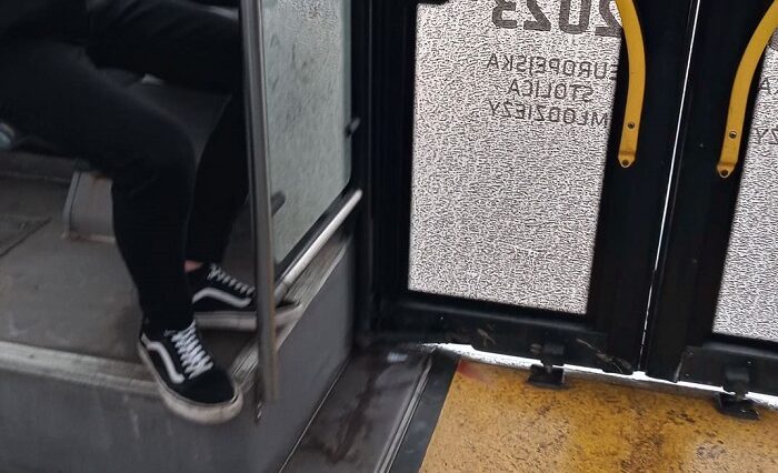 Pasażerowie skarżą się na czystość autobusów. "Przez szyby nic nie widać" 1 Brudne szyby w autobusie linii nr 13