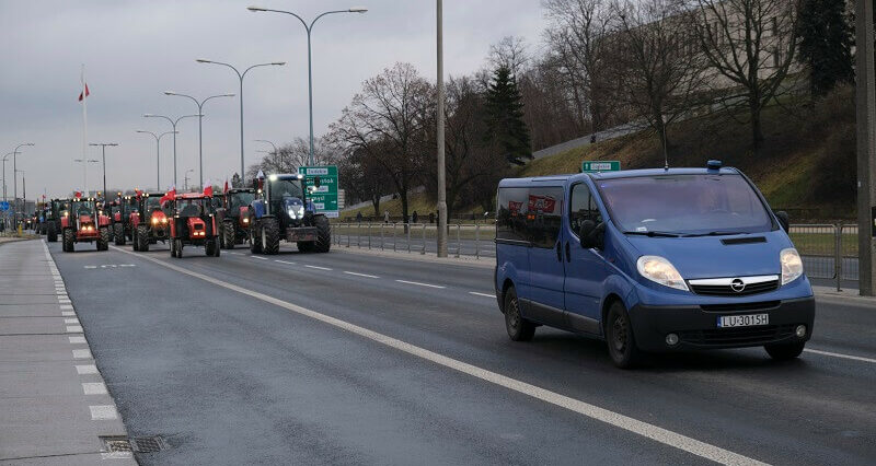 Protest AgroUnii w Lublinie. Rolnicy rozdawali jabłka. Była grochówka i kiełbaski z grilla 1 protest rolników agrounia lublin