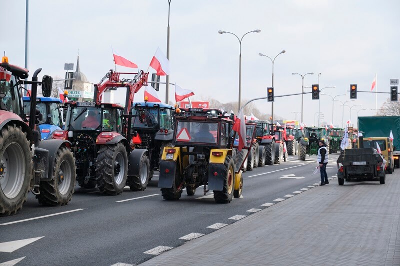 Protest AgroUnii w Lublinie. Rolnicy rozdawali jabłka. Była grochówka i kiełbaski z grilla 16 protest rolników agrounia lublin
