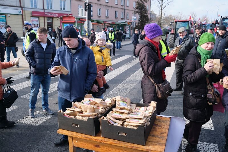 Protest AgroUnii w Lublinie. Rolnicy rozdawali jabłka. Była grochówka i kiełbaski z grilla 18 protest rolników agrounia lublin