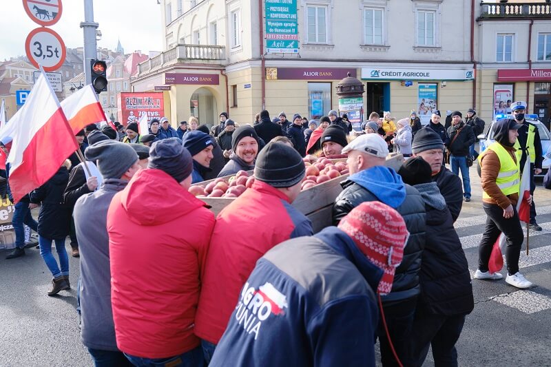 Protest AgroUnii w Lublinie. Rolnicy rozdawali jabłka. Była grochówka i kiełbaski z grilla 19 protest rolników agrounia lublin