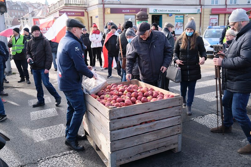 Protest AgroUnii w Lublinie. Rolnicy rozdawali jabłka. Była grochówka i kiełbaski z grilla 20 protest rolników agrounia lublin