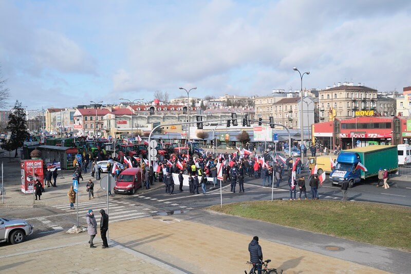 Protest AgroUnii w Lublinie. Rolnicy rozdawali jabłka. Była grochówka i kiełbaski z grilla 23 protest rolników agrounia lublin