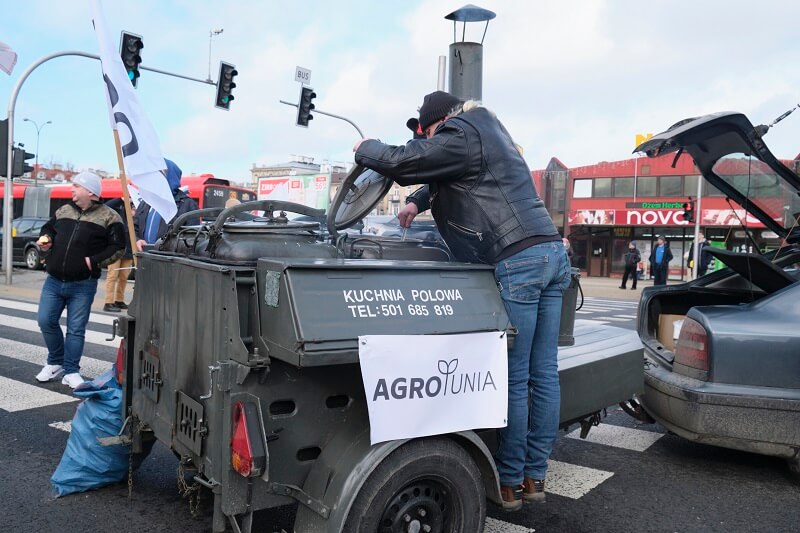 Protest AgroUnii w Lublinie. Rolnicy rozdawali jabłka. Była grochówka i kiełbaski z grilla 21 protest rolników agrounia lublin