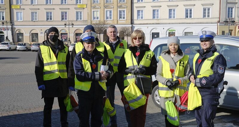 Policjanci i pracownicy WORD rozdawali przechodniom odblaski 1 Policjanci i pracownicy WORD rozdawali przechodniom odblaski