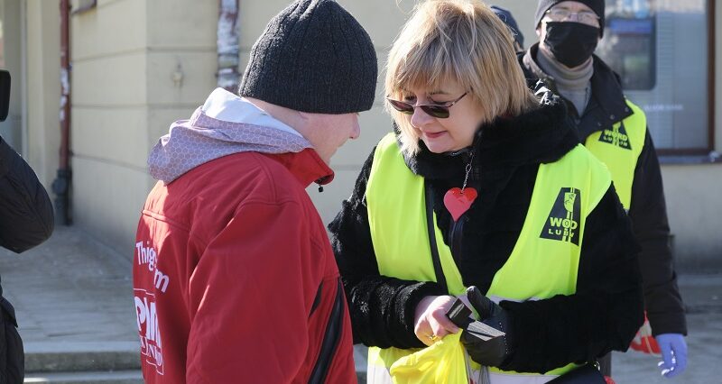 Policjanci i pracownicy WORD rozdawali przechodniom odblaski 2 Policjanci i pracownicy WORD rozdawali przechodniom odblaski