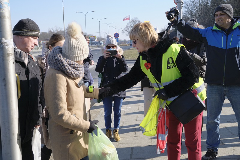 Policjanci i pracownicy WORD rozdawali przechodniom odblaski 4 Policjanci i pracownicy WORD rozdawali przechodniom odblaski