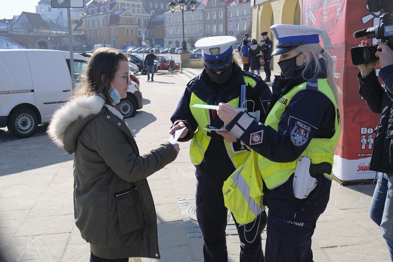 Policjanci i pracownicy WORD rozdawali przechodniom odblaski 5 Policjanci i pracownicy WORD rozdawali przechodniom odblaski