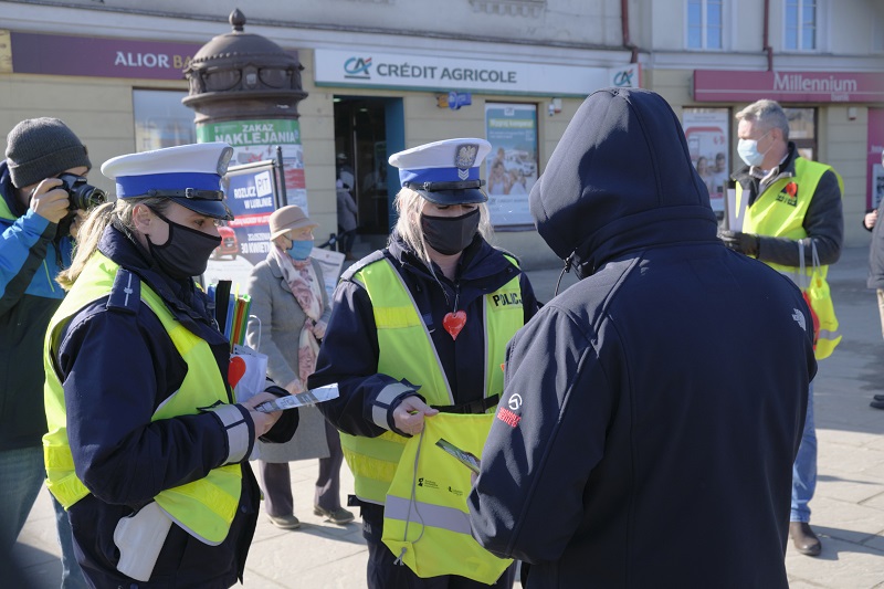 Policjanci i pracownicy WORD rozdawali przechodniom odblaski 6 Policjanci i pracownicy WORD rozdawali przechodniom odblaski