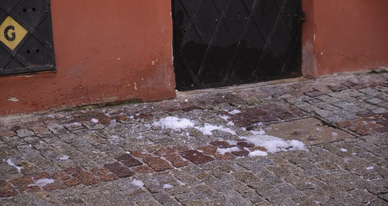 Zlodowaciały śnieg o mało nie spadł na głowę przechodnia. Zleciał z dachu kamienicy 3 Zlodowaciały śnieg zsunął się z dachu kamienicy na Starym Mieście