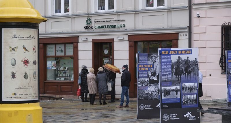 Wczoraj paliwo, dziś pieniądze. Przed bankami duże kolejki, brak gotówki w bankomatach 1 Kolejka klientów przed bankiem PKO przy Królewskiej