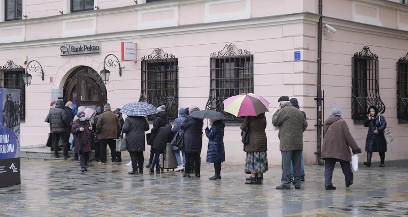 Wczoraj paliwo, dziś pieniądze. Przed bankami duże kolejki, brak gotówki w bankomatach 2 Kolejka klientów przed bankiem Pekao przy Królewskiej
