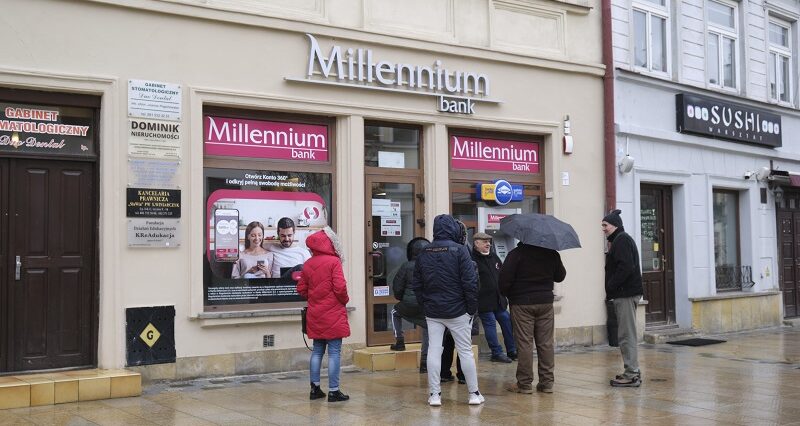 Wczoraj paliwo, dziś pieniądze. Przed bankami duże kolejki, brak gotówki w bankomatach 3 Kolejka klientów przed bankiem Millenium przy Krakowskim Przedmieściu