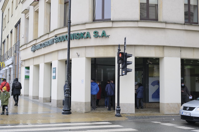 Wczoraj paliwo, dziś pieniądze. Przed bankami duże kolejki, brak gotówki w bankomatach 4 Kolejka klientów przed Bankiem Ochrony Środowiska przy Krakowskim Przedmieściu