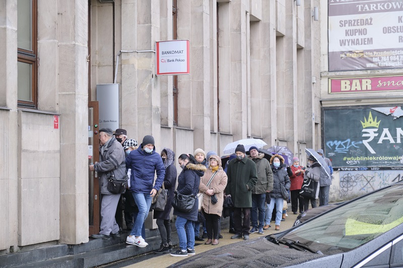 Wczoraj paliwo, dziś pieniądze. Przed bankami duże kolejki, brak gotówki w bankomatach 5 Kolejka klientów przed bankiem Pekao przy Krakowskim Przedmieściu