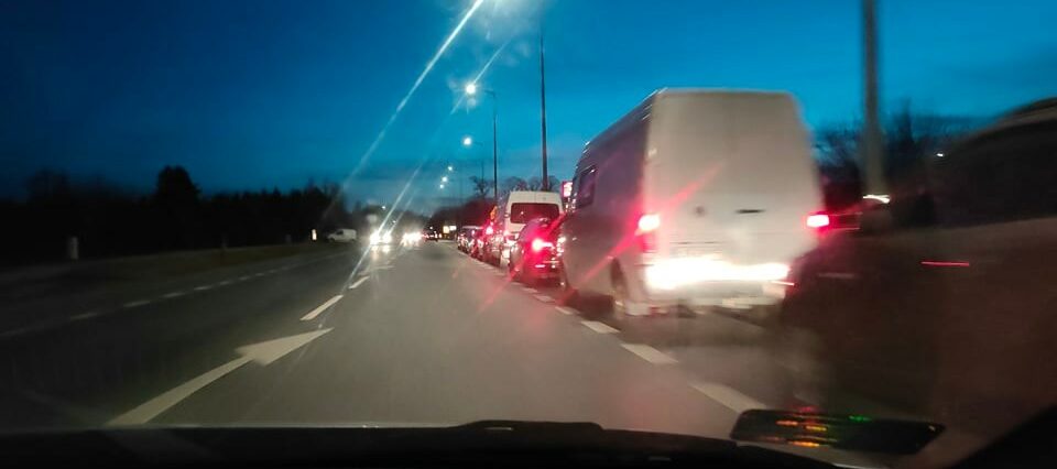 Brak paliwa na stacjach? Kierowcy wpadli w panikę i ruszyli na stacje paliw 1 Kolejka samochodów na stację paliw Orlen w Niedrzwicy Kościelnej