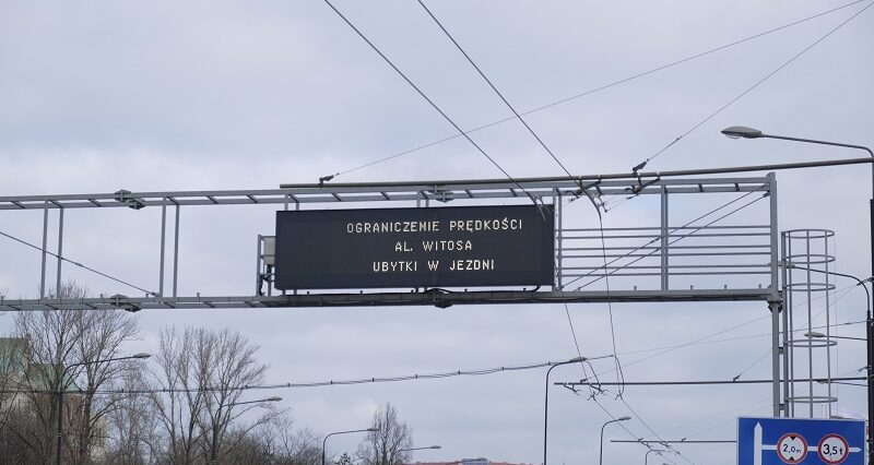 Łatają dziury w ulicach, ale końca nie widać. Kierowcy zgłaszają się po odszkodowania 1 Informacja o ograniczeniu prędkości na al. Witosa spowodowane ubytkami w jezdni