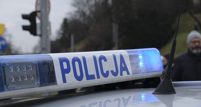 Szczęśliwy finał poszukiwań 31-latka. Policja znalazła go nad jeziorem 1 policja radiowóz